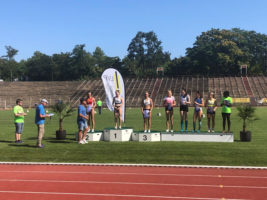 Du betrachtest gerade Ksenia Helios Sprint-Doppelsiegerin bei Südd. Meisterschaften, Lea Halmans siegt im Weitsprung