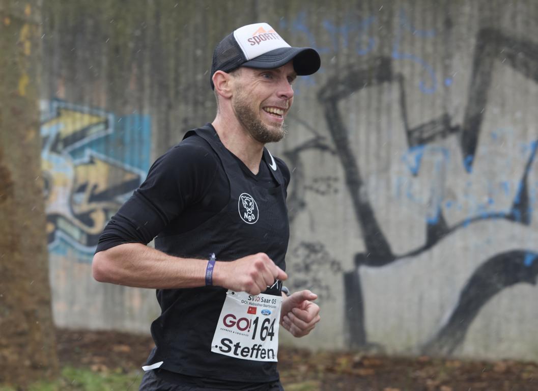 Mehr über den Artikel erfahren Steffen Justus siegt beim 17. GO! Halbmarathon