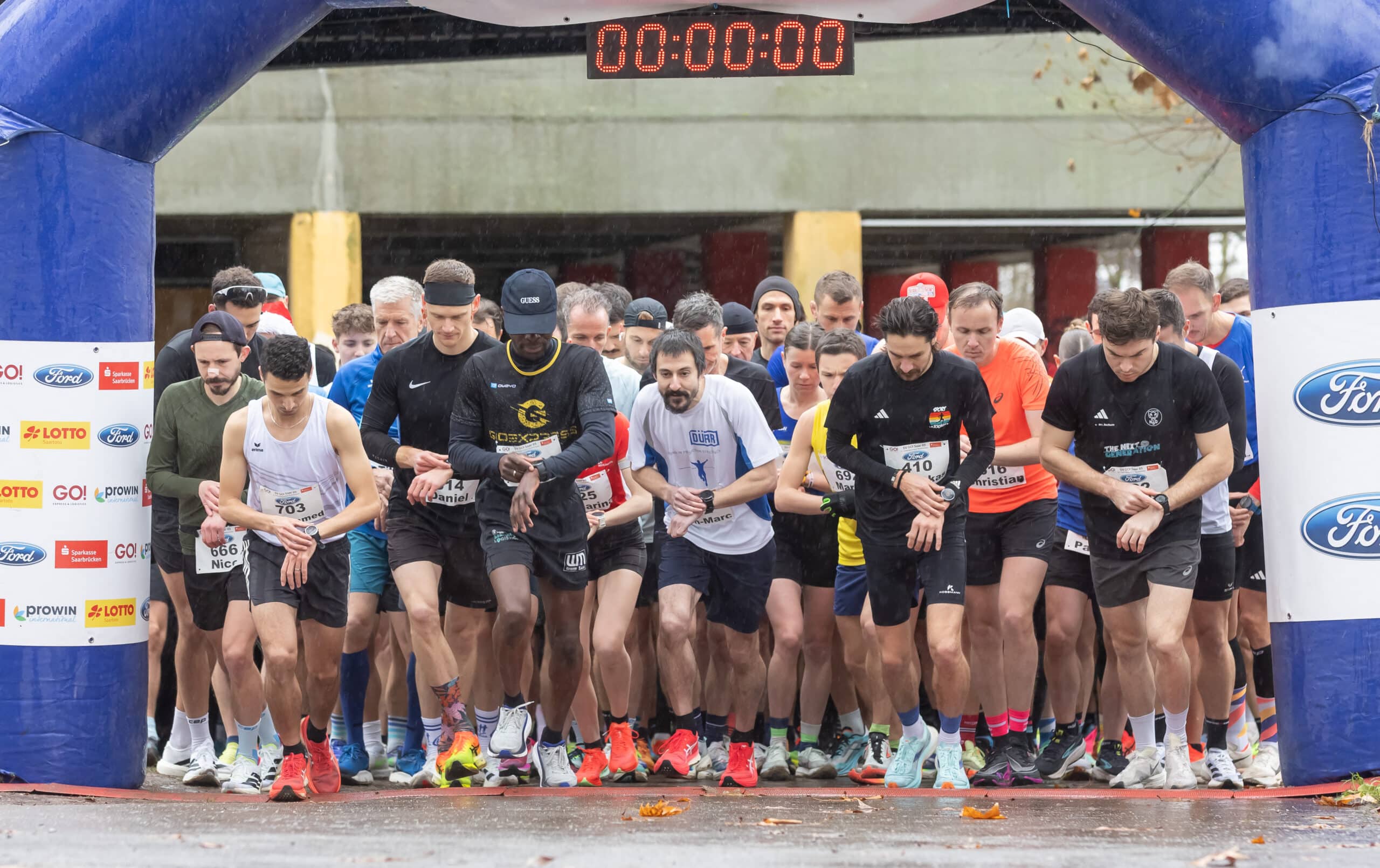 Du betrachtest gerade Jan Lukas Becker und Laura Jacquet siegen bei FORD Adventlauf